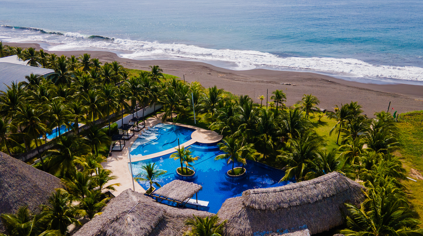 Vista aérea de la playa y el océano Pacífico frente a La Mar, Monterrico