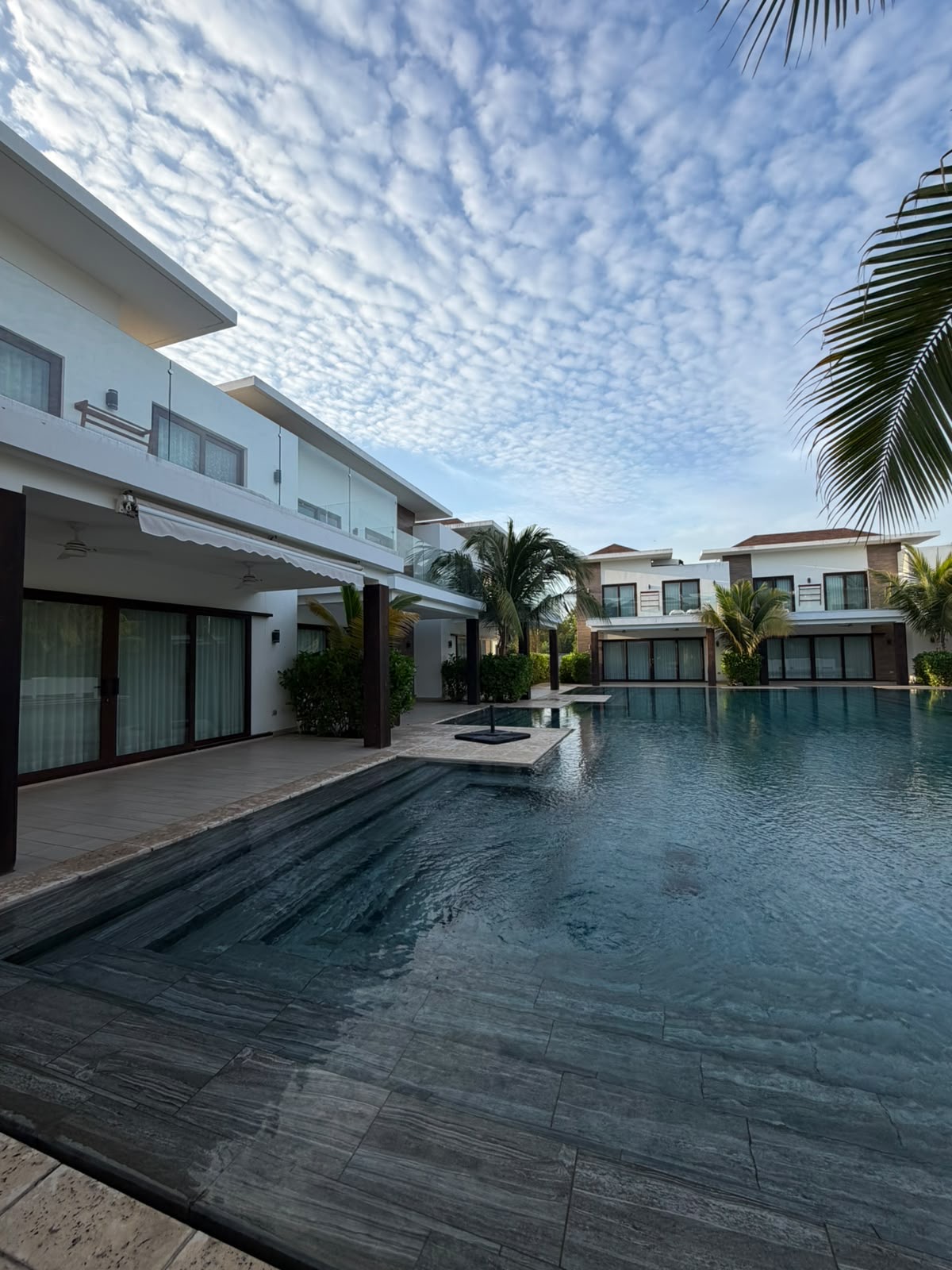 Piscina de Villa Coral con la arquitectura de La Mar y cielo abierto